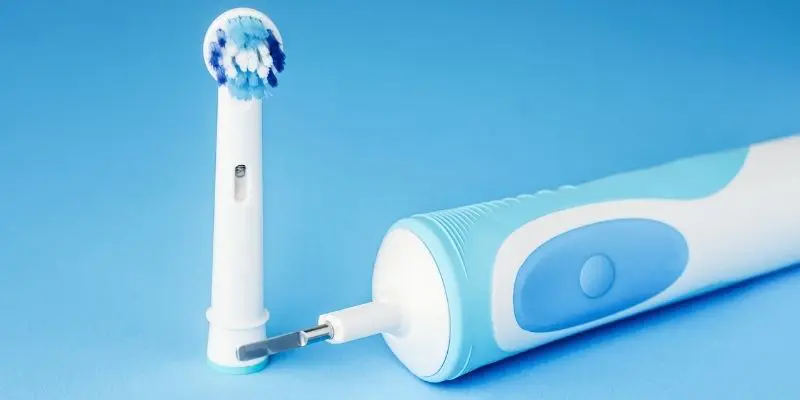 cum se folosește periuța de dinți electrică