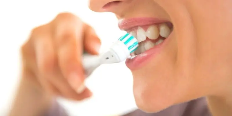 cum să te speli pe dinți cu o periuță de dinți electrică
